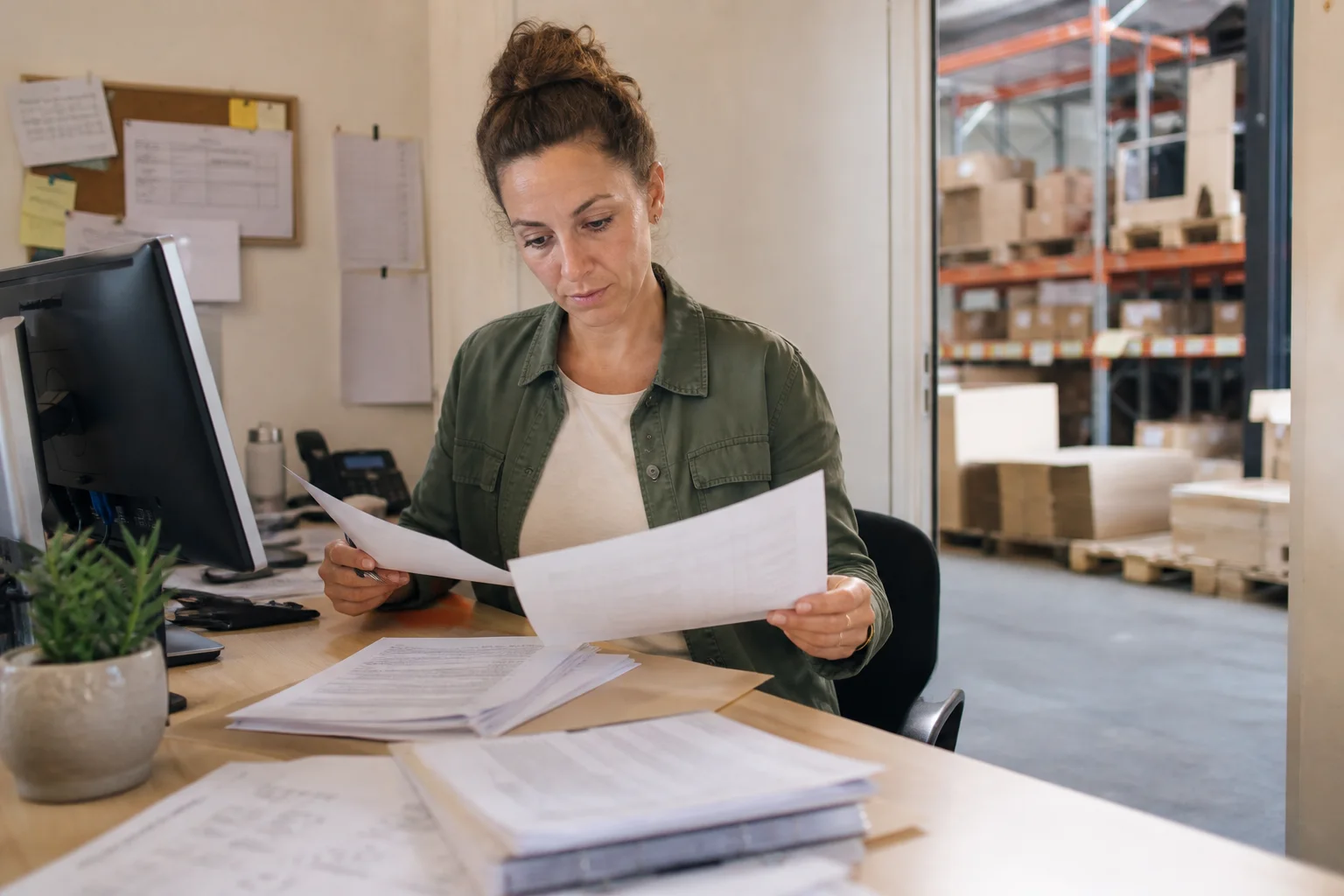Responsable du recrutement d’une petite entreprise comparant des résultats anonymisés avec les exigences réelles d’un poste